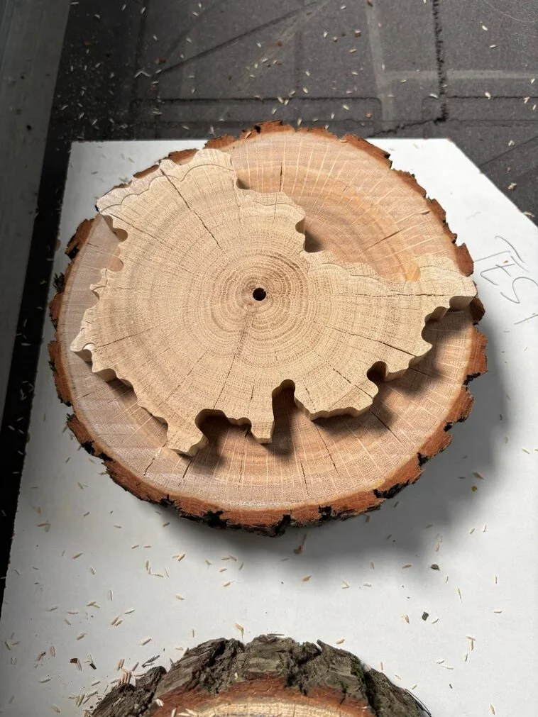 Fertig gefräst: Thüringen als Holzrelief aus einer massiven Baumscheibe.Fertig gefräst: Thüringen als Holzrelief aus einer massiven Baumscheibe.